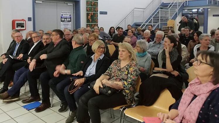 Das Interesse an den Ausf&uuml;hrungen des Seniorenbeirats und der B&uuml;rgermeisterkandidaten war gro&szlig;.    Foto: Britta Schnake