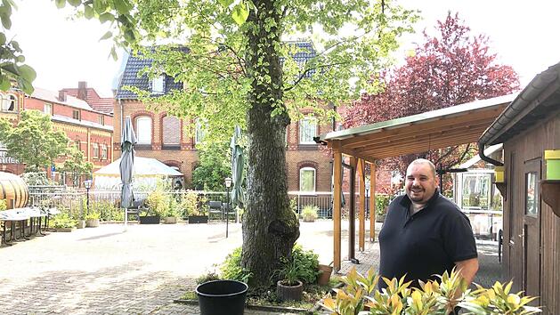 Noch ist der "Bären-Garten" leer, doch ab Mittwoch wird Balazs Safran - alias "Balu" - wieder öffnen. Vor allem seinen vielen Stammgästen zuliebe, denn wirklich rentieren wird sich die Bewirtung im Freien nach Überzeugung des gebürtigen Ungarn nicht. Foto: Christoph Böger