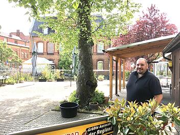 Noch ist der "Bären-Garten" leer, doch ab Mittwoch wird Balazs Safran - alias "Balu" - wieder öffnen. Vor allem seinen vielen Stammgästen zuliebe, denn wirklich rentieren wird sich die Bewirtung im Freien nach Überzeugung des gebürtigen Ungarn nicht. Foto: Christoph Böger