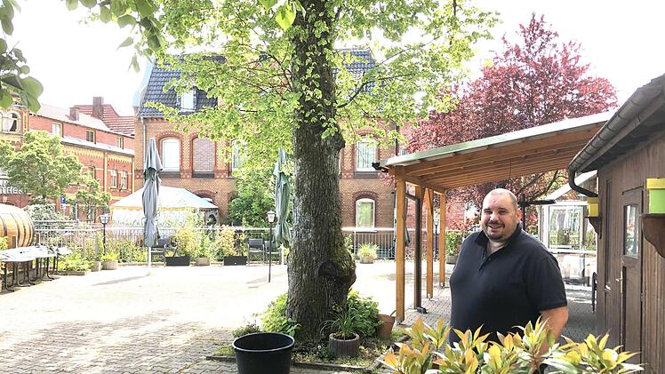 Noch ist der "Bären-Garten" leer, doch ab Mittwoch wird Balazs Safran - alias "Balu" - wieder öffnen. Vor allem seinen vielen Stammgästen zuliebe, denn wirklich rentieren wird sich die Bewirtung im Freien nach Überzeugung des gebürtigen Ungarn nicht. Foto: Christoph Böger