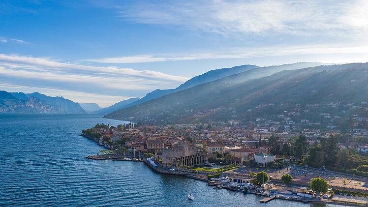 Urlaub in Italien - Sonnenaufgang über der Burg von Torri del Benaco am Gardasee