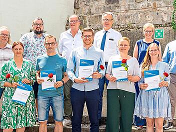Die geehrten Mitarbeitenden (von links) Christine Kohl, Hansj&uuml;rgen Denk, Leonard von der Weth und Andrea Kr&uuml;ger (Geschwister-Gummi-Stiftung) sowie Lisa Fuchs (Die Kita gGmbH) gemeinsam mit Vertretern des Diakonie Verbundes Kulmbach und Dekan Fried...