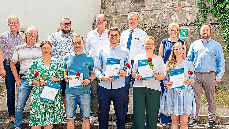 Die geehrten Mitarbeitenden (von links) Christine Kohl, Hansj&uuml;rgen Denk, Leonard von der Weth und Andrea Kr&uuml;ger (Geschwister-Gummi-Stiftung) sowie Lisa Fuchs (Die Kita gGmbH) gemeinsam mit Vertretern des Diakonie Verbundes Kulmbach und Dekan Fried...