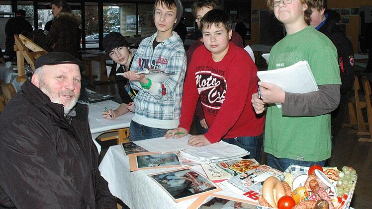 Metzgermeister Hans Meyer aus Maroldsweisach erklärte den Schülern, welche Anforderungen an eine Metzgerausbildung gestellt werden.