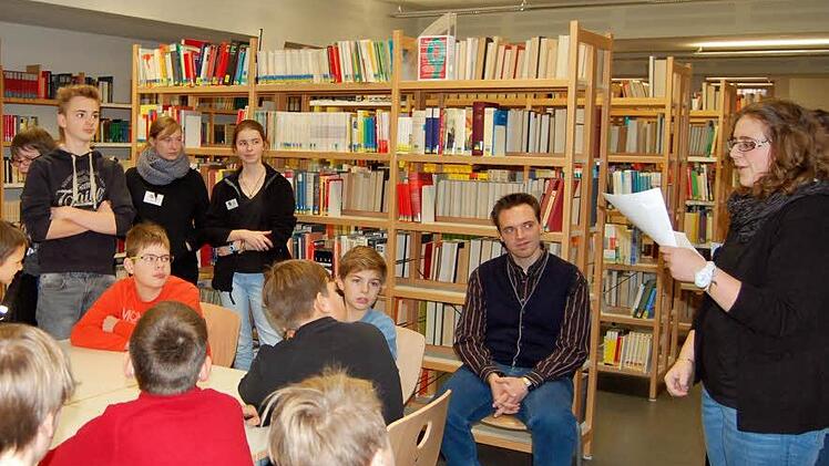 Projekt-Schülerin Anna-Maria Weis (rechts) erklärt einer Schulklasse die Benutzung der Bibliothek. Foto: Sigismund von Dobschütz