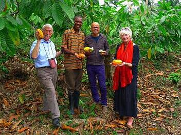 Coprocrom, eine kongolesische Kooperative, will seit zwei Jahren den ehemals florierenden Kaffee- und Kakaoanbau in der Region von Mayombe wiederbeleben. Partner aus Coburg unterstützen das: Klaus Rückert, Koordinator Jean Tsimba Tsimba, Dr. Georg Roth und Christel Rückert. (v. l.). Foto: p