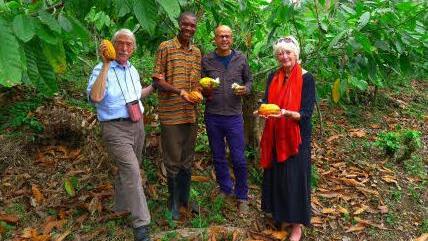 Coprocrom, eine kongolesische Kooperative, will seit zwei Jahren den ehemals florierenden Kaffee- und Kakaoanbau in der Region von Mayombe wiederbeleben. Partner aus Coburg unterstützen das: Klaus Rückert, Koordinator Jean Tsimba Tsimba, Dr. Georg Roth und Christel Rückert. (v. l.). Foto: p