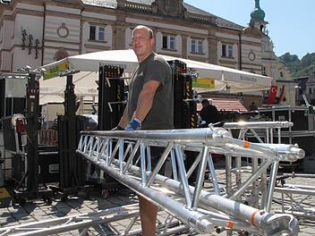 Stefan Schön hilft beim Bühnenaufbau am Marktplatz - und kommt dabei gehörig ins Schwitzen. Fotos: Alexander Hartmann