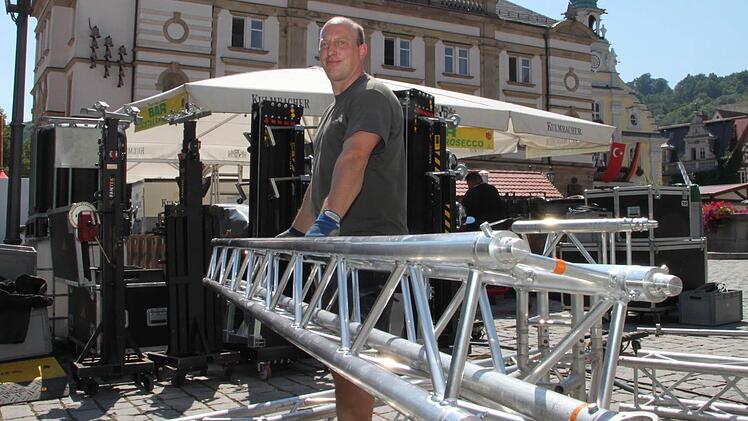 Stefan Schön hilft beim Bühnenaufbau am Marktplatz - und kommt dabei gehörig ins Schwitzen. Fotos: Alexander Hartmann