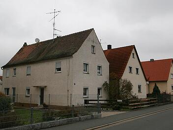 Bürgermeister Jochen Hack ist zuversichtlich, dass für das Projekt Bürgerhaus Hopfengarten/Seniorenwohnen eine gute Lösung gefunden wird. Fünf Stadtplaner bewerben sich um den Auftrag. Erst nach Abriss von vier Anwesen an der Fabrikstraße kann das ehrgeizige Stadtentwicklungs-Projekt verwirklicht werden. Ein Objekt wird für die Zufahrt benötigt, drei noch bewohnte Häuser (Foto) sollen dem Bürgerhaus und einer Grünanlage weichen.  Foto: Werner Baier