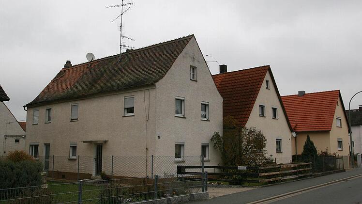 Bürgermeister Jochen Hack ist zuversichtlich, dass für das Projekt Bürgerhaus Hopfengarten/Seniorenwohnen eine gute Lösung gefunden wird. Fünf Stadtplaner bewerben sich um den Auftrag. Erst nach Abriss von vier Anwesen an der Fabrikstraße kann das ehrgeizige Stadtentwicklungs-Projekt verwirklicht werden. Ein Objekt wird für die Zufahrt benötigt, drei noch bewohnte Häuser (Foto) sollen dem Bürgerhaus und einer Grünanlage weichen.  Foto: Werner Baier