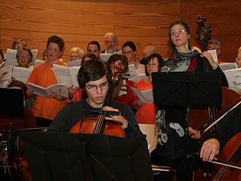 Chor und Orchester intonieren das Gebet des Franz von Assisi.  Foto: Sylvia Hubele