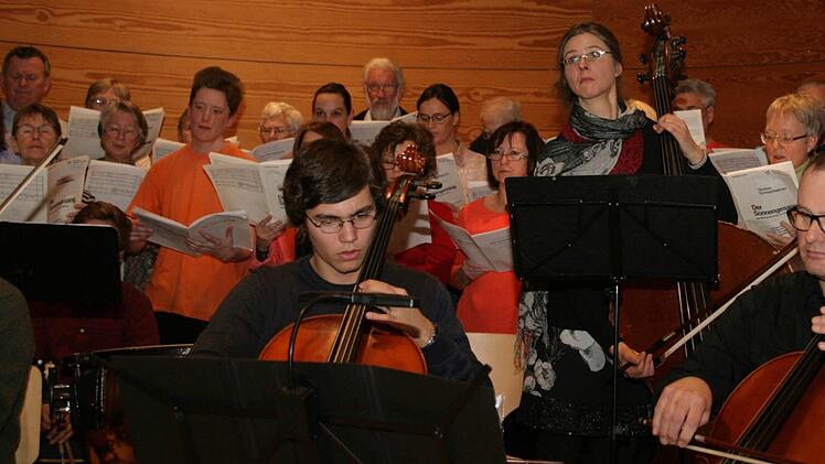 Chor und Orchester intonieren das Gebet des Franz von Assisi.  Foto: Sylvia Hubele