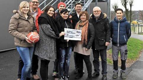 Lisa Krau&szlig;, Norbert Lamm, Tatjana Litz, Jasmin Gebhardt, Andreas Neupert, Adrian Dubno, Rita Dankers, Konrad Eitel und Enrico De Santis (v. l.) bei der Spenden&uuml;bergabe Foto: Richard S&auml;nger