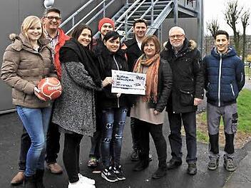 Lisa Krauß, Norbert Lamm, Tatjana Litz, Jasmin Gebhardt, Andreas Neupert, Adrian Dubno, Rita Dankers, Konrad Eitel und Enrico De Santis (v. l.) bei der Spendenübergabe Foto: Richard Sänger