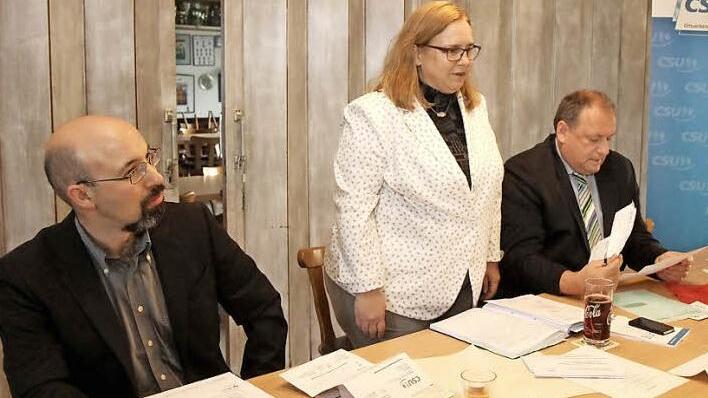 Schatzmeister Sebastian Lang, Ortsvorsitzende Antje K&ouml;rner und Landtagsabgeordneter Walter Nussel berichteten den Mitgliedern aus dem vergangenen Jahr.  Foto: Richard S&auml;nger