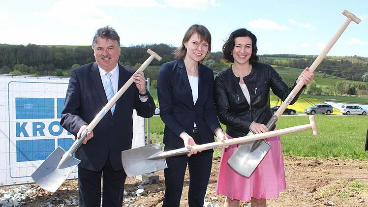 Landrat Klaus Peter Söllner, Bundestagsabgeordnete Emmi Zeulner und die parlamentarische Staatssekretärin Dorothee Bär schwangen die Spaten.  Foto: Sonny Adam