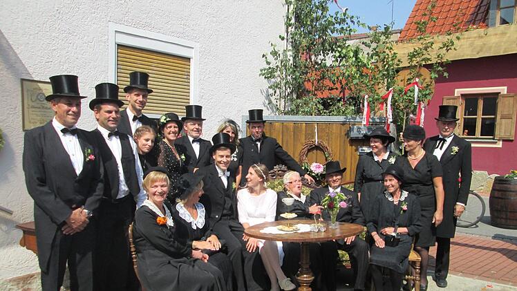 Der FC Fuchsstadt als historische Hochzeitsgesellschaft.