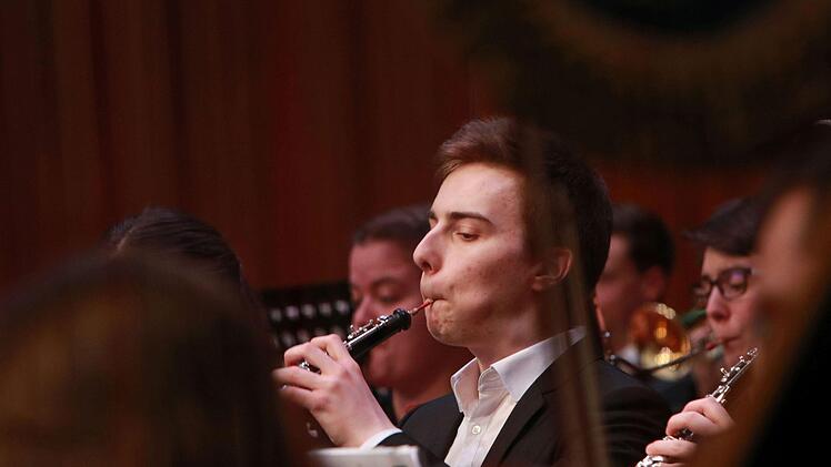 Das Jugendsymphonieorchester Oberfranken unter Leitung von Till Fabian Weser beeindruckte das Publikum im Coburger Kongresshaus mit begeisterndem Musizieren.Foto: Jochen Berger