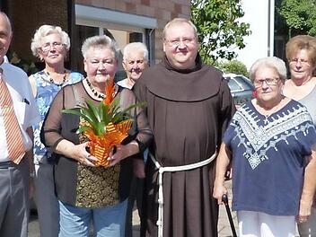 Unser Bild zeigt (von links) Sohn Lothar, Bürgermeister Franz Uome, Rita Zuber, Jubilarin Helga Leithner, Maria Lerner, Pfarrer Pater Adrian Manderla, Marianne Friedrich, Gretel Purucker und Tochter Roswitha. kpw