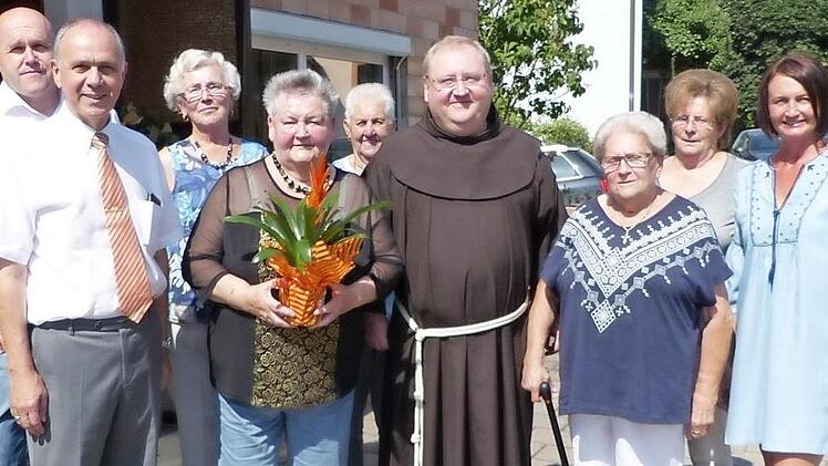 Unser Bild zeigt (von links) Sohn Lothar, Bürgermeister Franz Uome, Rita Zuber, Jubilarin Helga Leithner, Maria Lerner, Pfarrer Pater Adrian Manderla, Marianne Friedrich, Gretel Purucker und Tochter Roswitha. kpw