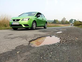 Wer auf der Straße zwischen Oberreuth und Trübenbach unterwegs ist, sollte aufpassen: Die Straße ist in einem denkbar schlechten Zustand.Foto: Berthold Köhler