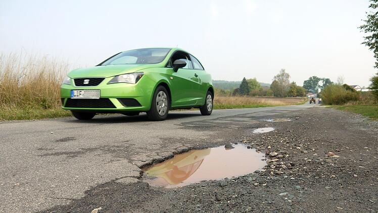 Wer auf der Straße zwischen Oberreuth und Trübenbach unterwegs ist, sollte aufpassen: Die Straße ist in einem denkbar schlechten Zustand.Foto: Berthold Köhler
