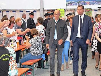 Landrat Christian Mei&szlig;ner, Stefan Mayer und Emmy Zeulner beim Einzug ins Festzelt Foto: Roland Dietz