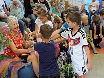 Gabi Wenzel wurde von ihren Kindern aus dem Kinderhaus "Unterm Regenbogen" in Thundorf herzlich verabschiedet.Philipp Bauernschubert