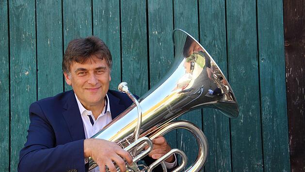 Kilian Moritz (hier mit Tuba) stammt aus einer Volksmusik-Familie in der Rhön und spielt mehrere Instrumente.  Foto: Aurelia Moritz