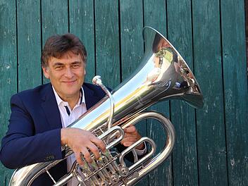 Kilian Moritz (hier mit Tuba) stammt aus einer Volksmusik-Familie in der Rhön und spielt mehrere Instrumente.  Foto: Aurelia Moritz