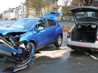 Bei dem Unfall am Sonntagvormittag auf der Angerkreuzung entstand ein Schaden von 50 000 Euro.  Foto: Michael Stelzner