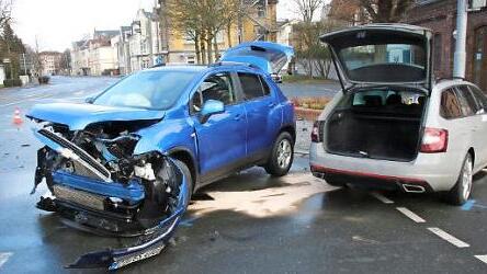Bei dem Unfall am Sonntagvormittag auf der Angerkreuzung entstand ein Schaden von 50 000 Euro.  Foto: Michael Stelzner