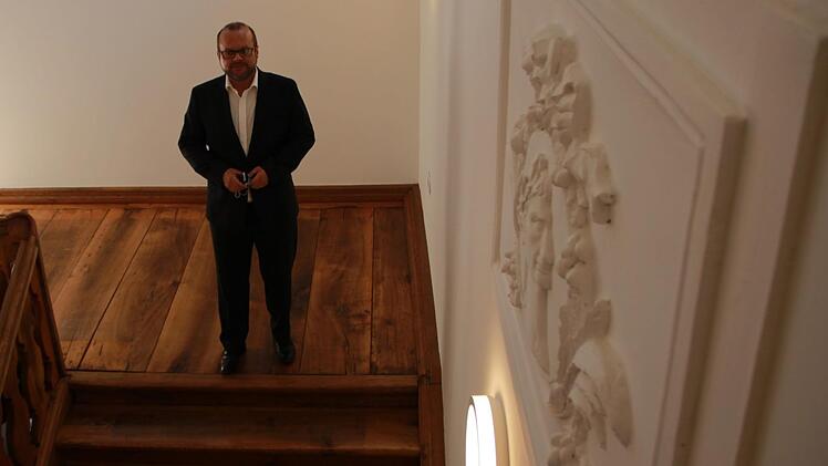 Direktor Bastian Graber im Treppenhaus des Fürstenbaus. Foto: Benedikt Borst