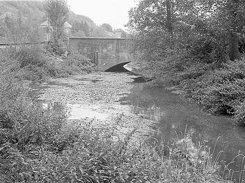 Eine Fehlkonstruktion war die alte Brücke in der Meininger Straße über die Lauer. Bei Hochwasser wirkte sie wie eine Staumauer. Vor 50 Jahren liefen die Planungen für den Neubau, was ein Bestandteil der Hochwasserfreilegung war. Die Stadt sollte sich an den Kosten beteiligen.