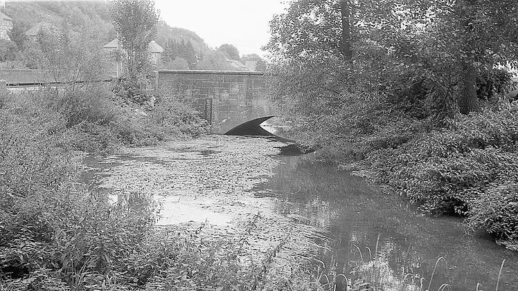 Eine Fehlkonstruktion war die alte Brücke in der Meininger Straße über die Lauer. Bei Hochwasser wirkte sie wie eine Staumauer. Vor 50 Jahren liefen die Planungen für den Neubau, was ein Bestandteil der Hochwasserfreilegung war. Die Stadt sollte sich an den Kosten beteiligen.