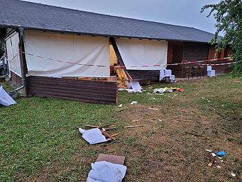 Auto f&auml;hrt durch Grillh&uuml;tte - mehrere Verletzte