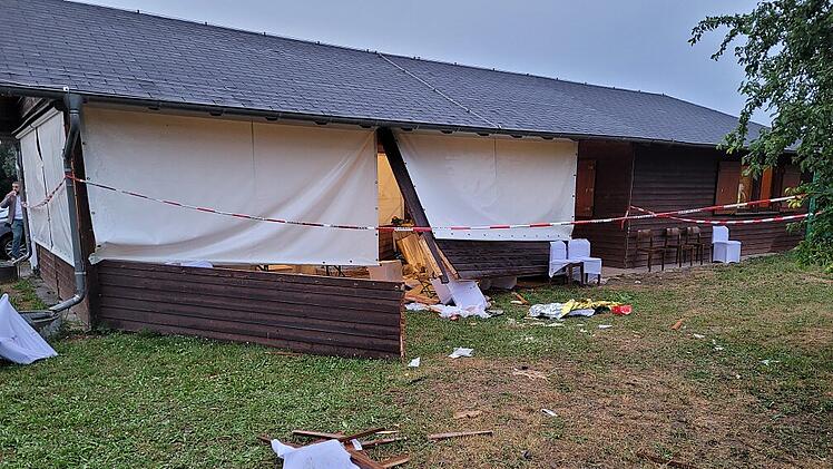 Auto f&auml;hrt durch Grillh&uuml;tte - mehrere Verletzte