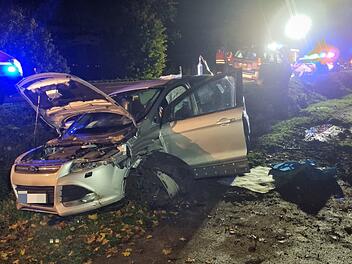 Auto kam auf Gegenfahrbahn: Drei Personen verletzt