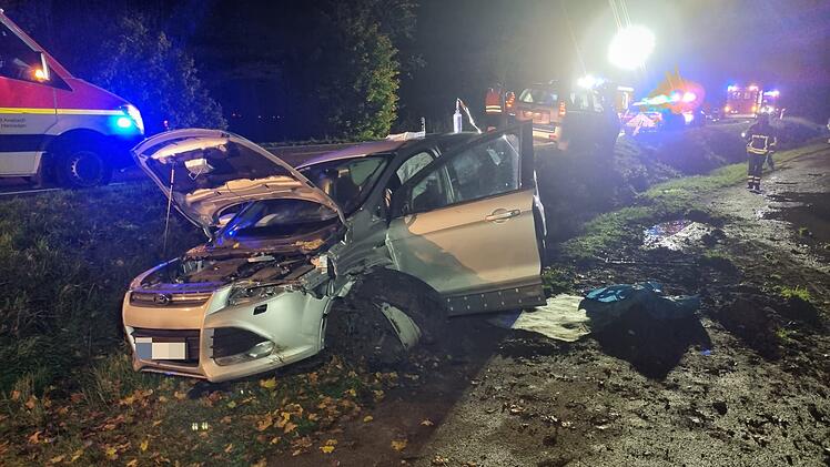 Auto kam auf Gegenfahrbahn: Drei Personen verletzt