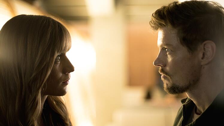 Hannah (Sophie Pfennigstorf) glaubt ihrem unter Mordverdacht stehenden Verlobten Rick Spoery (Helgi Schmid) nicht, gestalkt zu werden.