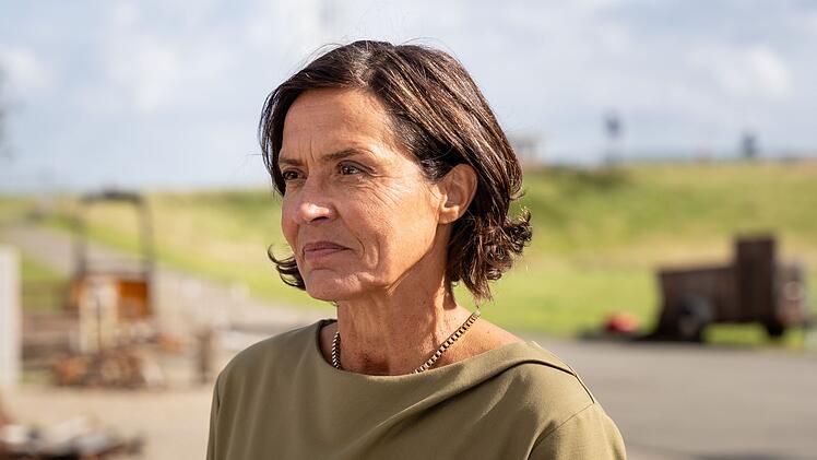 Normalerweise ist sie diejenige, die Verd&auml;chtige befragt. Im 25. "Friesland"-Krimi wechselt Ulrike Folkerts, Darstellerin der "Tatort"-Kommissarin Lena Odenthal, die Seiten. Als Reederei-Chefin Amke Wilhelmson verh&auml;lt sie sich selbst verd&auml;chtig und ger&auml;t ins Visier der Polizei.