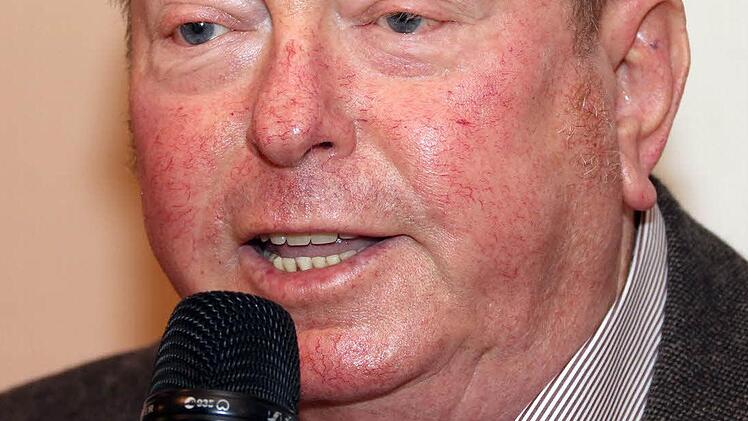 Stadtrat Alfons Kraus appelliert an die Burghaiger, in der Heugasse langsam zu fahren.