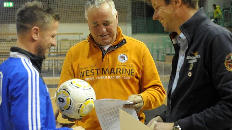 ATS-Kapitän Florian Hohla (links) nimmt die Glückwünsche von SpVgg Geschäftsführer Jörg Neukam (rechts) und Ex-Zweitliga-Keeper und jetzigem sportlichen Leiter Wolfgang Mahr entgegen.