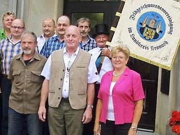 Teuschnitz freut sich über neun neue "Siebener" für die Gemarkung Wickendorf. Das Bild zeigt sie mit Bürgermeisterin Gabriele Weber (rechts), dem Vorsitzenden der Feldgeschworenen-Vereinigung im Landkreis Kronach, Baptist Vetter (Vierter von rechts) sowie Standartenträger Georg Ziegler (Zweiter von rechts). Es fehlt Helmut Wachter.  Foto: Heike Schülein