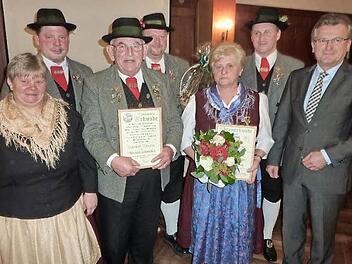 Hohe Auszeichnungen für Manfred und Wilfriede Däumer (Mitte) der Haiger Trachtler. Mit im Bild die Vorstandsmitglieder (v. l.): Ilka Gremer, Frank Lifka, Matthias Lifka und Stefan Nüchterlein sowie Bürgermeister Rainer Detsch.  Foto: Gerd Fleischmann