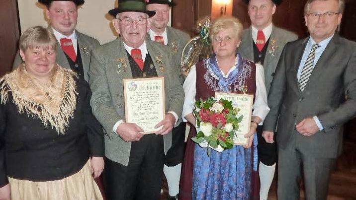 Hohe Auszeichnungen für Manfred und Wilfriede Däumer (Mitte) der Haiger Trachtler. Mit im Bild die Vorstandsmitglieder (v. l.): Ilka Gremer, Frank Lifka, Matthias Lifka und Stefan Nüchterlein sowie Bürgermeister Rainer Detsch.  Foto: Gerd Fleischmann