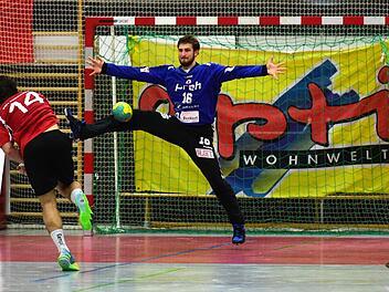 War einer der wenigen Lichtblicke im HSC-Team beim Remis gegen Hannover: Keeper Felix Schmidl (rechts). Foto: Anand Anders