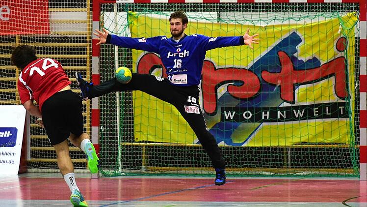 War einer der wenigen Lichtblicke im HSC-Team beim Remis gegen Hannover: Keeper Felix Schmidl (rechts). Foto: Anand Anders