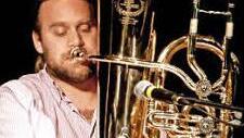 Andreas Martin Hofmeir mit seiner Tuba Foto: Jochen Berger